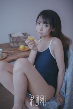 美女拉屎